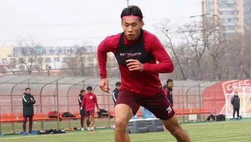 上半场比赛结束，曼城1-0暂时领先利物浦。